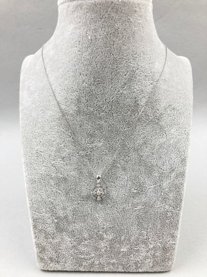 null Pendentif fleur en or blanc 18k serti de diamants taille baguette et brillant...