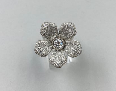 null Bague fleur en or blanc 18k centrée d'un diamant rond de 0,40cts environ, les...