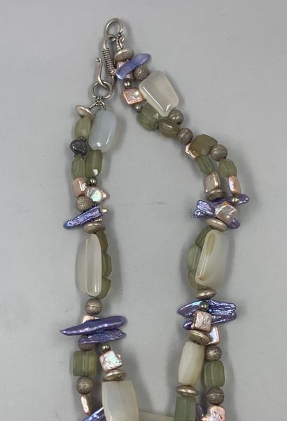 null Collier fantaisie de galets d'agate entrecoupés de perles baroques irisées bleu...
