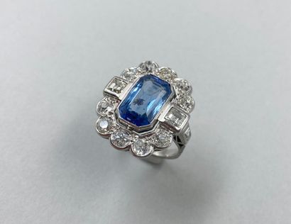 null Stylized platinum Pompadour ring centered on a 5.02ct emerald-cut Ceylon sapphire...