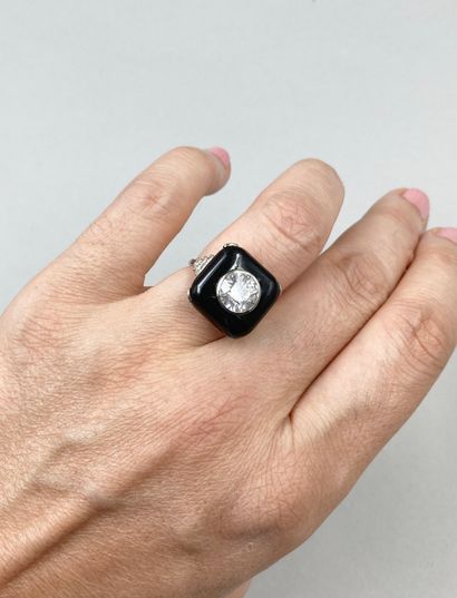 null Bague en or blanc 18k centrée d'un diamants de 2ct environ sur une plaque d'onyx.

PB...