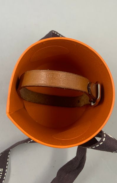 null HERMES Paris 

Natural leather and metal bracelet. With Hermès box.

Length...