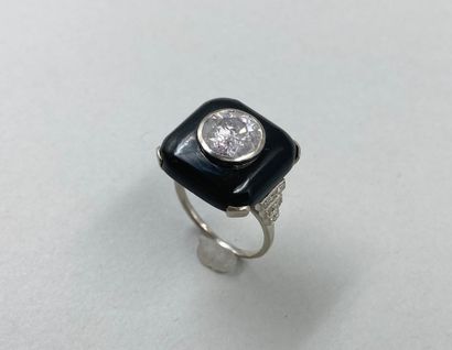 null 18k white gold ring centered with a 2ct diamond on an onyx plate.

PB : 6,50g....