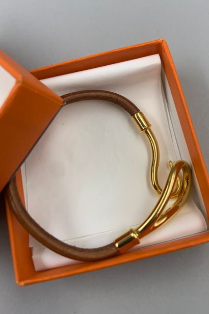 null HERMES Paris

Bracelet "Jumbo" in natural leather and gold metal. With Hermes...