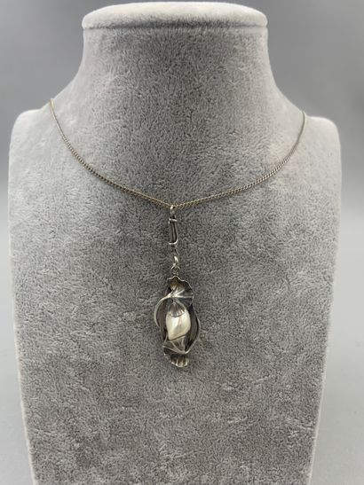 null Silver lotus flower pendant decorated with a baroque pearl, with silver chain....