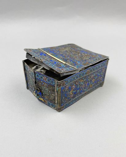 null CHINA.

Silver box and polychrome enamels cloisonné decorated with dragons with...