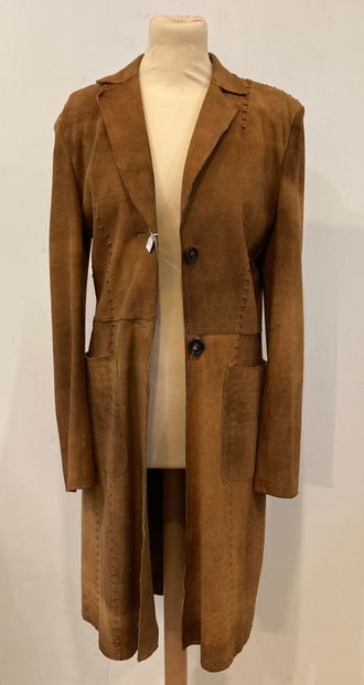 null Brown suede coat, reinforced shoulders. 

Size 38. Length: 100 cm. 

(Condition...