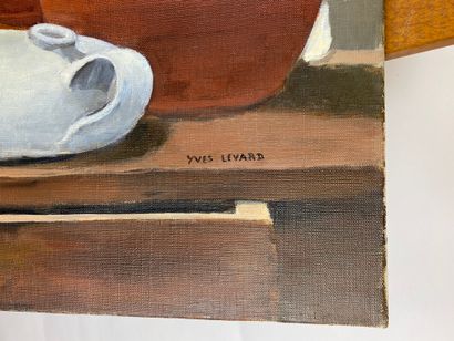 null YVES LEVARD (20th)

Still life with potteries

Oil on canvas signed lower right

Stamp...