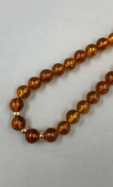 Parure en ambre composé d'un collier, long.:...