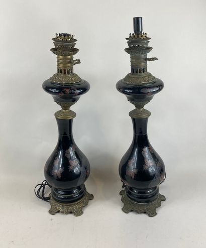 null CHINA.

Pair of lamps, the shaft in porcelain with peacock decoration. 

Height...