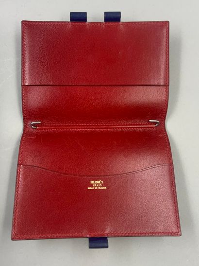 null HERMES Paris

Agenda holder in blue leather and red interior, Year 1998.

13,5...