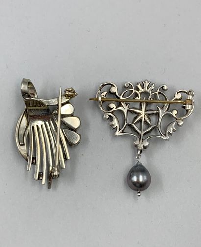 null Lot of brooches, one silver with flowers and Rhinestone decorated with a gray...