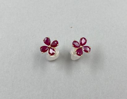 null Pair of 18k yellow gold flower earrings, the petals formed by 4 pear cut rubies...