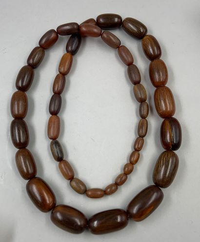 null Long necklace in horn balls in the shape of grain.

A matching bracelet is attached....