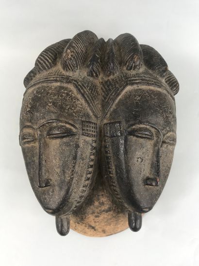 null Masque de type Baoule, Côte d’Ivoire

Bois à patine brun noir

Haut. : 26 c...