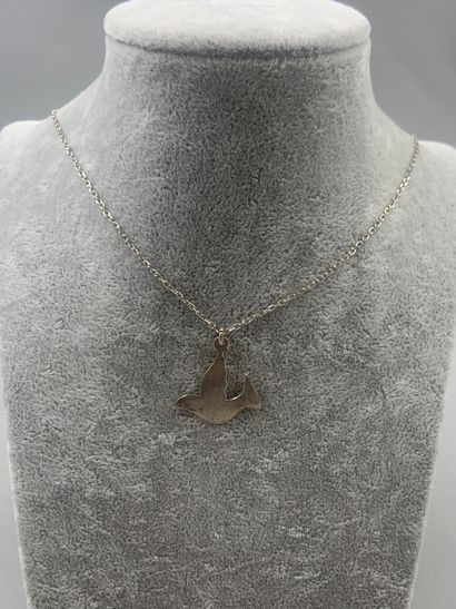 null GAS 

Silver dove pendant with its chain. Signed. 

Weight : 3,40g.