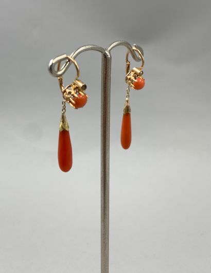 null Pair of 18k yellow gold pendant earrings decorated with drops and cabochon coral...