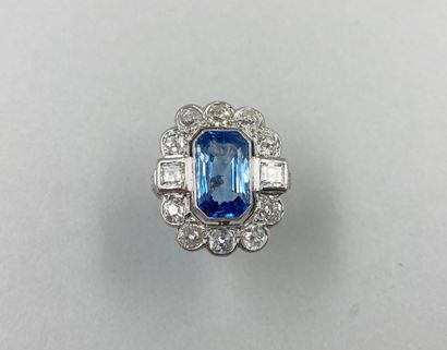 null Bague Pompadour stylisée en platine centrée d'un saphir de Ceylan taille émeraude...