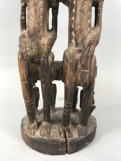 null Sculpture of a Dogon couple, Mali

Wood with brown patina

Height : 44,5 cm....