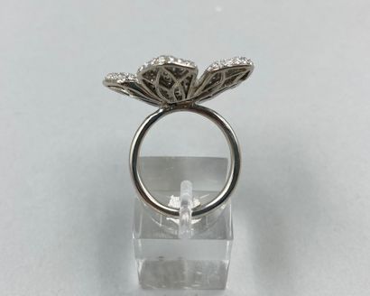 null Flower ring in 18k white gold centered with a round diamond of 0.40cts approximately,...