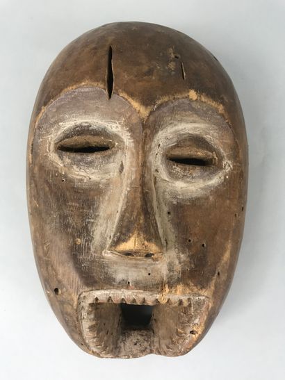 null Mask of the Gabon type

Wood with light patina, pigments

Height 22,5 cm.