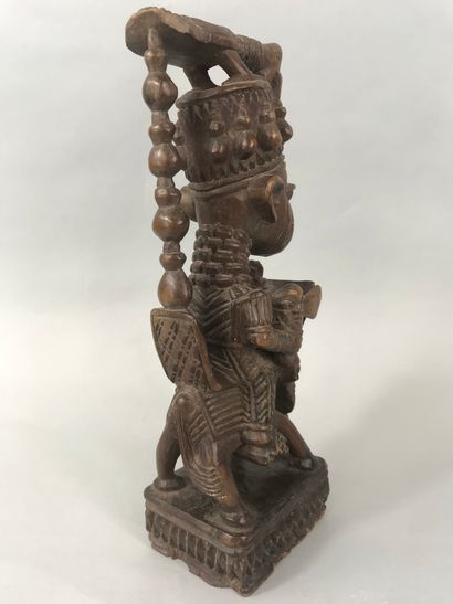 null Benin type statuette

Wood with brown patina

Height : 27 cm. Height : 27 c...