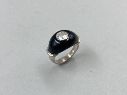 null 18k white gold signet ring centered with an old cut diamond and onyx.

PB :...