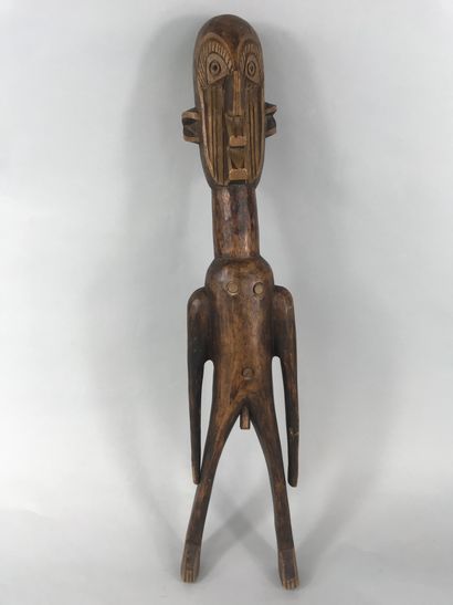 Statue de type Afrique 
Bois à patine brune...