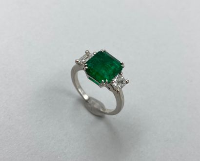 null 18k white gold ring set with a cushion-cut emerald of about 2.50ct and two square...