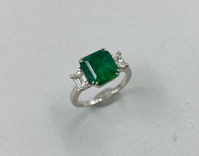 null 18k white gold ring set with a cushion-cut emerald of about 2.50ct and two square...