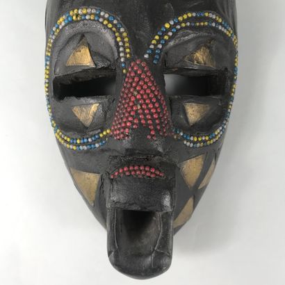 null Lot de cinq masques de type Afrique

Bois, pigments, perles

Haut. : de 18 cm....