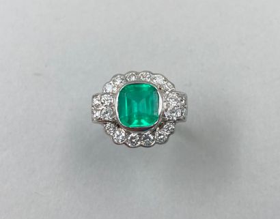 null Ring in 18k white gold with an emerald of about 2.50ct surrounded by diamonds...