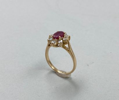 null Bague fleur en or jaune 18k ornée d'un rubis pesant 0,90ct environ dans un entourage...