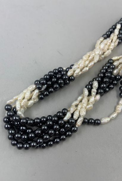 null Necklace twisted hematite beads and freshwater pearls. 

Length: 44 cm.