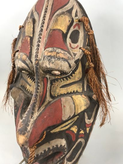 null Masque de type Aire Maprik, Papouasie Nouvelle-Guinée

Bois à patine brune,...