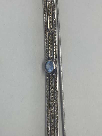 null Lot including : 

- Large silver bar brooch set with marcasites and a blue stone...