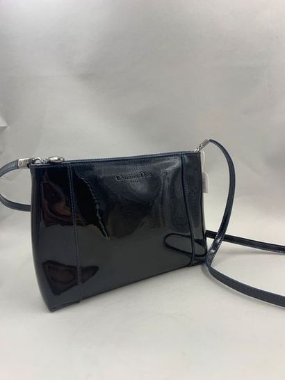 null CHRISTIAN DIOR

Shoulder bag in quilted fabric. Handle and sides in black varnish....