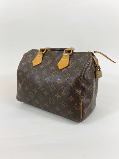 null LOUIS VUITTON

Handbag in monogrammed canvas and leather

19 x 28 cm. 

(Condition...