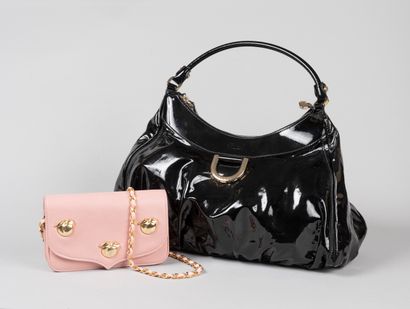 null GUCCI 

Sac porté épaule en skaï noir verni et métal chromé. 

45 x 39 cm.

On...