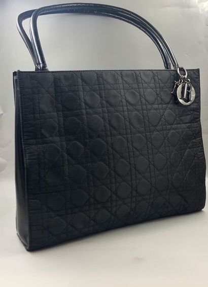 CHRISTIAN DIOR

Shoulder bag in quilted fabric....