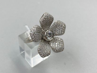 null Flower ring in 18k white gold centered with a round diamond of 0.40cts approximately,...
