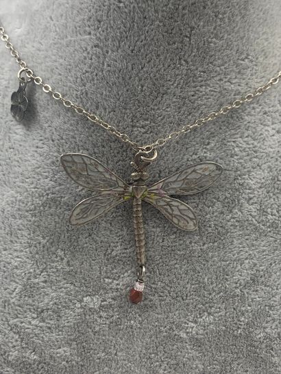 null GAS

Dragonfly pendant in silver. Signed. With its chain. 

PB : 3,50g.