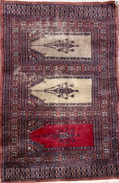 null PAKISTAN, Saf, vers 1975.

Tapis.

91 x 61 cm.

(Usures)