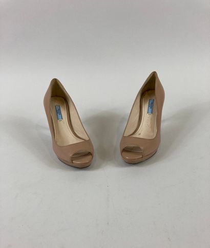 null PRADA

A pair of pink heels, size 36.

(Good condition, wear)
