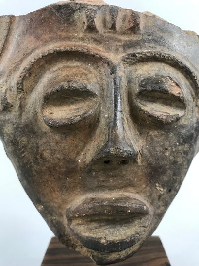 null Face in terracotta. Africa (?)

Height : 14 cm. 14 cm high.