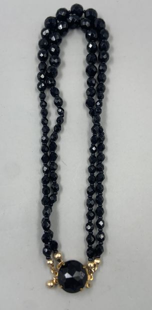 null Lot of three vintage jet necklaces including : 

- A necklace with faceted beads,...