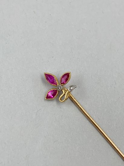 null Tie pin in 18k yellow gold with a fleur de lys set with navette tourmalines...