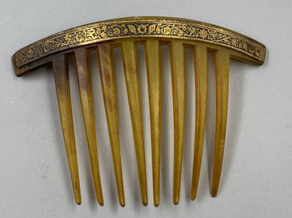 null Lot of two vintage combs: 

- One in horn with Toledo decoration,

- The other...