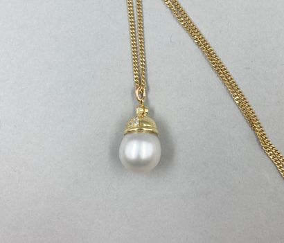 null Pendant in 18k yellow gold adorned with a large white cultured pearl, the hoop...