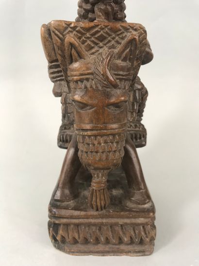 null Benin type statuette

Wood with brown patina

Height : 27 cm. Height : 27 c...